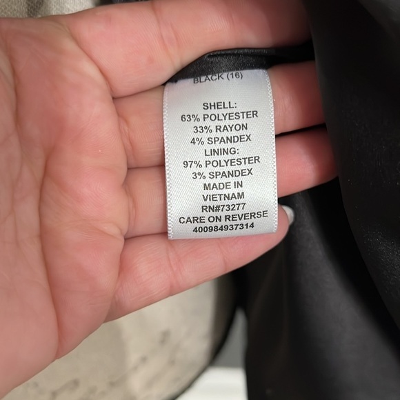 Elle Blazer 16 Black Long Sleeve design on the back with hook buttons - Picture 5 of 7